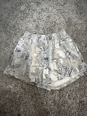 Casual Floral Print Women’s Shorts in Light Gray